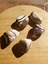 Charger l'image dans la galerie, Jaspe Cappuccino pierres roulées