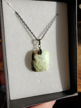 Charger l'image dans la galerie, collier Chrysoprase citron