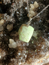 Charger l'image dans la galerie, collier Chrysoprase citron