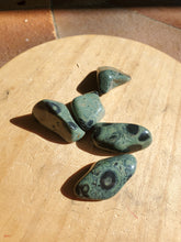 Charger l'image dans la galerie, Jaspe Kambaba pierres roulées