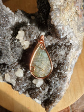 Charger l'image dans la galerie, Labradorite gravée et cuivre pendentif