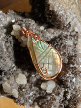 Charger l'image dans la galerie, Labradorite gravée et cuivre pendentif