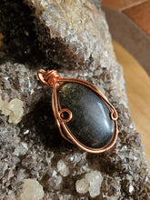 Charger l'image dans la galerie, Obsidienne dorée et cuivre pendentif