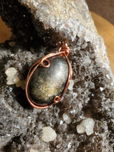 Charger l'image dans la galerie, Obsidienne dorée et cuivre pendentif