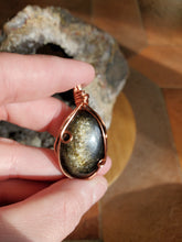 Charger l'image dans la galerie, Obsidienne dorée et cuivre pendentif