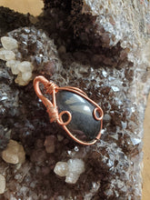Charger l'image dans la galerie, Obsidienne noire et cuivre pendentif
