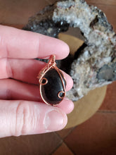 Charger l'image dans la galerie, Obsidienne noire et cuivre pendentif