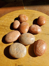 Charger l'image dans la galerie, Pierre de lune orange pierres roulées