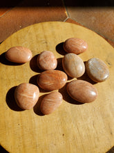 Charger l'image dans la galerie, Pierre de lune orange pierres roulées