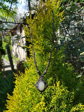 Charger l'image dans la galerie, Collier macramé Leia - pierre de lune collaboration Margarites Créa Nature