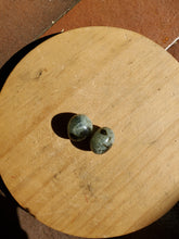 Charger l'image dans la galerie, Préhnite à inclusions d'epidote pierres roulées