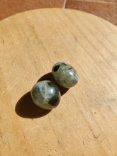 Charger l'image dans la galerie, Préhnite à inclusions d'epidote pierres roulées
