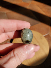 Charger l'image dans la galerie, Préhnite à inclusions d'epidote pierres roulées
