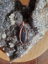 Charger l'image dans la galerie, Psilomélane et cuivre pendentif