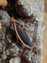 Charger l'image dans la galerie, Psilomélane et cuivre pendentif