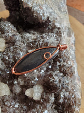 Charger l'image dans la galerie, Psilomélane et cuivre pendentif