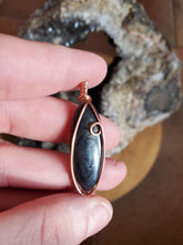 Charger l'image dans la galerie, Psilomélane et cuivre pendentif