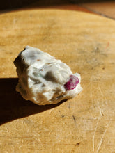 Charger l'image dans la galerie, Rubis et pyrite sur calcite (Afghanistan) pierre de collection