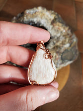 Charger l'image dans la galerie, Scolécite et cuivre pendentif