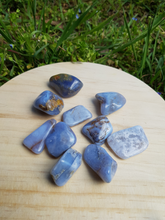 Charger l'image dans la galerie, Calcédoine bleue pierres roulées