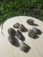 Charger l'image dans la galerie, Jaspe Dalmatien pierres roulées