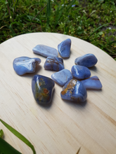 Charger l'image dans la galerie, Calcédoine bleue pierres roulées