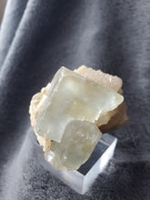 Charger l'image dans la galerie, Fluorite zonée de La Barre France pierre de collection
