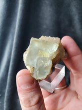 Charger l'image dans la galerie, Fluorite zonée de La Barre France pierre de collection
