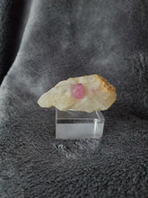 Charger l'image dans la galerie, Spinelle sur Calcite d'Afghanistan pierre de collection
