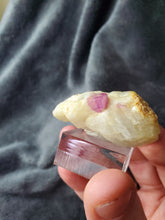 Charger l'image dans la galerie, Spinelle sur Calcite d'Afghanistan pierre de collection
