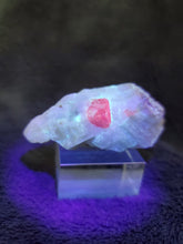 Charger l'image dans la galerie, Spinelle sur Calcite d'Afghanistan pierre de collection
