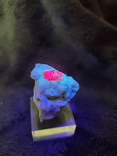 Charger l'image dans la galerie, Rubis sur Calcite avec un peu de Pyrite et Muscovite d'Afghanistan pierre de collection
