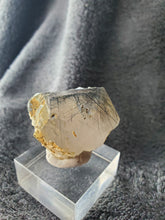 Charger l'image dans la galerie, Quartz à inclusions de Tourmaline noire du Pakistan pierre de collection
