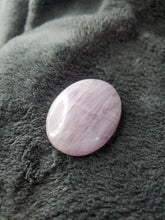 Charger l'image dans la galerie, Kunzite du Brésil cabochon
