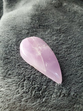 Charger l'image dans la galerie, Kunzite du Brésil cabochon
