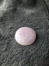 Charger l'image dans la galerie, Kunzite du Brésil cabochon
