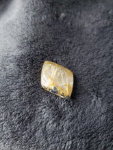Charger l'image dans la galerie, Quartz à inclusions de Rutile et d'Hématite du Brésil cabochon
