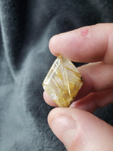 Charger l'image dans la galerie, Quartz à inclusions de Rutile et d'Hématite du Brésil cabochon
