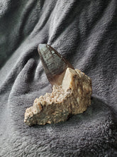 Charger l'image dans la galerie, Quartz fumé et Feldspath (Pierre de Lune) de Madagascar pierre de collection
