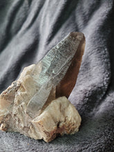 Charger l'image dans la galerie, Quartz fumé et Feldspath (Pierre de Lune) de Madagascar pierre de collection
