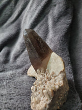 Charger l'image dans la galerie, Quartz fumé et Feldspath (Pierre de Lune) de Madagascar pierre de collection
