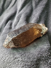 Charger l'image dans la galerie, Quartz fumé et Feldspath (Pierre de Lune) de Madagascar pierre de collection
