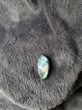 Charger l'image dans la galerie, Labradorite de Madagascar cabochon
