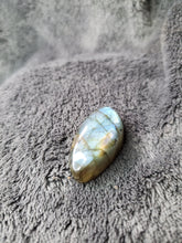 Charger l'image dans la galerie, Labradorite de Madagascar cabochon
