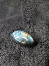 Charger l'image dans la galerie, Labradorite de Madagascar cabochon
