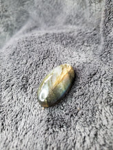 Charger l'image dans la galerie, Labradorite de Madagascar cabochon
