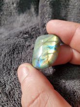 Charger l'image dans la galerie, Labradorite de Madagascar cabochon
