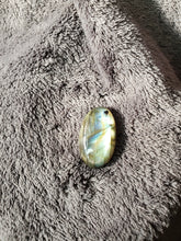Charger l'image dans la galerie, Labradorite de Madagascar cabochon
