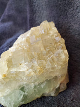 Charger l'image dans la galerie, Fluorite de Fontsante France pierre de collection
