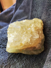 Charger l'image dans la galerie, Fluorite de Fontsante France pierre de collection
